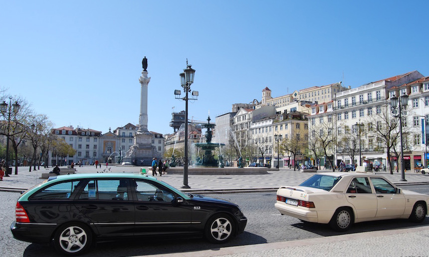 Lisabon taxiky na namesti Rossio